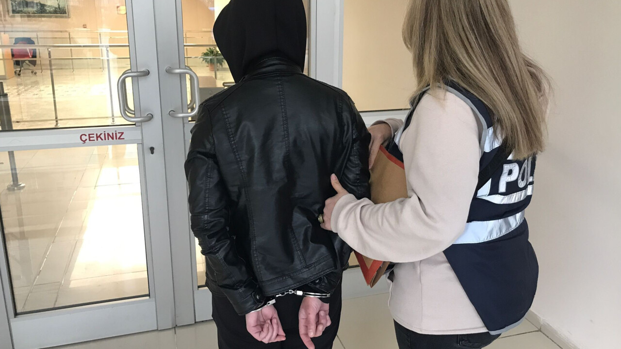 1.7 milyon TL'lik hırsızlık yaptı, kucağında bebeğiyle hapse girdi 1.7 milyon TL'lik hırsızlık yaptı, kucağında bebeğiyle hapse girdi