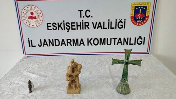 Tarihi eser satmaya çalışan şahıs yakalandı! Aracından neler çıktı neler