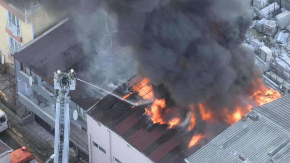 Kadıköy ve Ümraniye'de korkutan yangın! Alev alev yandığı anlar havadan görüntülendi Kadıköy ve Ümraniye'de korkutan yangın! Alev alev yandığı anlar havadan görüntülendi