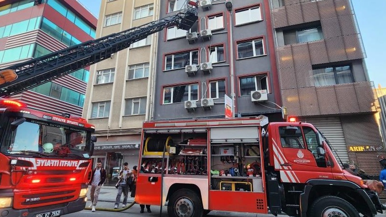 Kadıköy ve Ümraniye'de korkutan yangın! Alev alev yandığı anlar havadan görüntülendi Kadıköy ve Ümraniye'de korkutan yangın! Alev alev yandığı anlar havadan görüntülendi