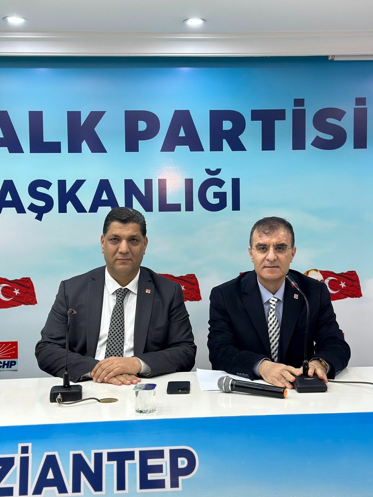 CHP Gaziantep'te şok üstüne şok: İl başkanı ve yönetim kurulu da istifa etti CHP Gaziantep'te şok üstüne şok: İl başkanı ve yönetim kurulu da istifa etti - 1. Resim