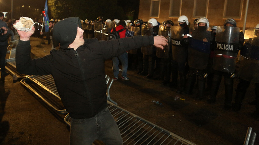 Arnavutluk sokakları karıştı! Muhaliflerden hükümet binasına molotoflu saldırı Arnavutluk sokakları karıştı! Muhaliflerden hükümet binasına molotoflu saldırı