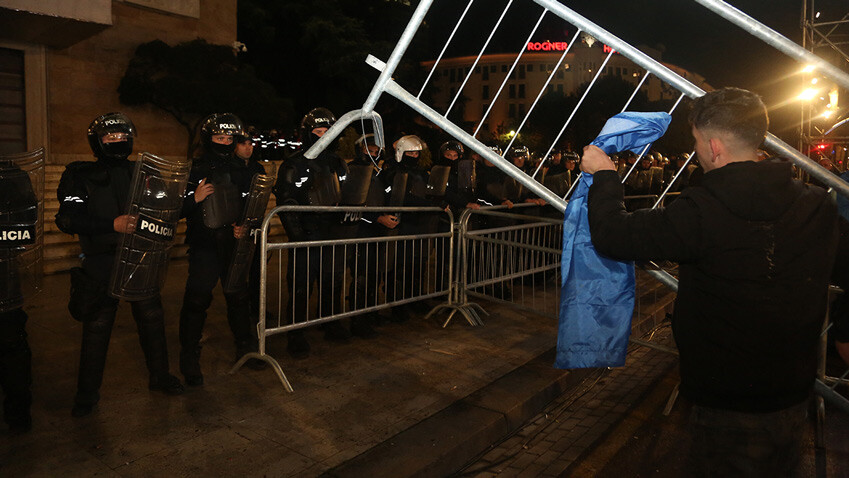 Arnavutluk sokakları karıştı! Muhaliflerden hükümet binasına molotoflu saldırı Arnavutluk sokakları karıştı! Muhaliflerden hükümet binasına molotoflu saldırı