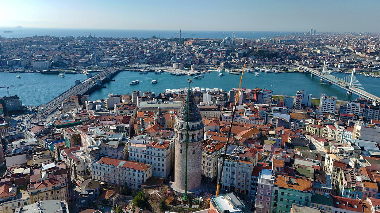 Galata Kulesi’nde heyecan dolu anlar! 63 metrelik kubbesine alem takıldı Galata Kulesi’nde heyecan dolu anlar! 63 metrelik kubbesine alem takıldı