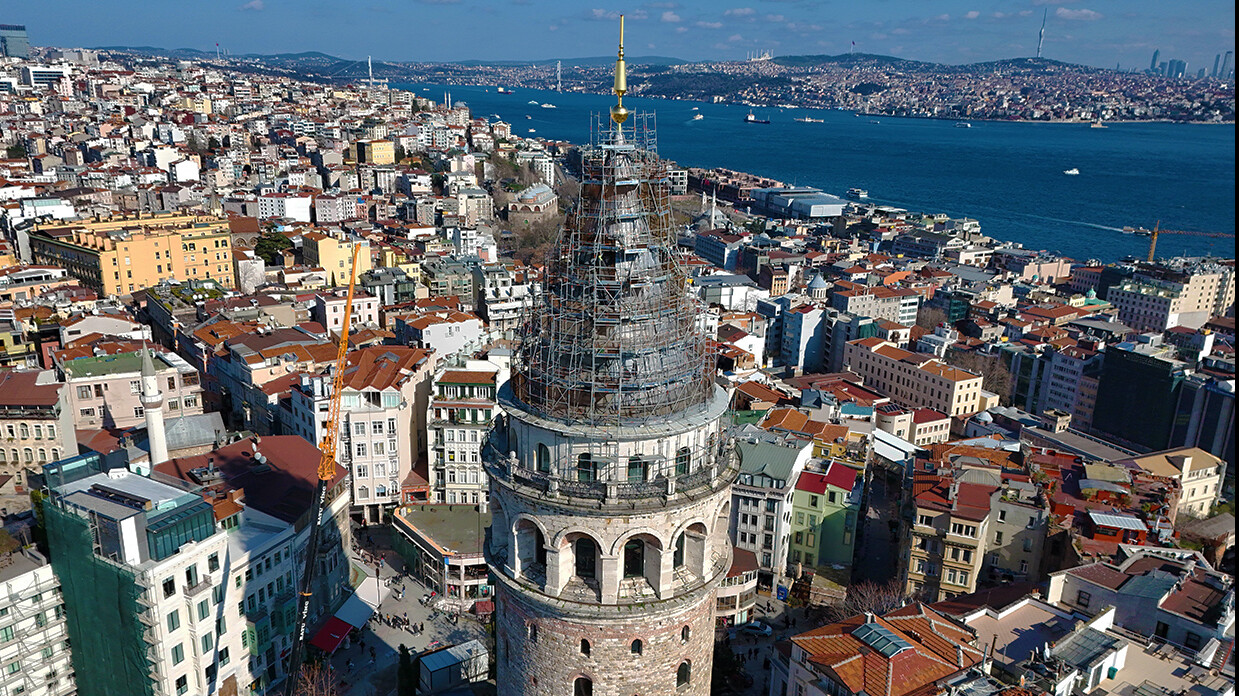 Galata Kulesi’nde heyecan dolu anlar! 63 metrelik kubbesine alem takıldı Galata Kulesi’nde heyecan dolu anlar! 63 metrelik kubbesine alem takıldı