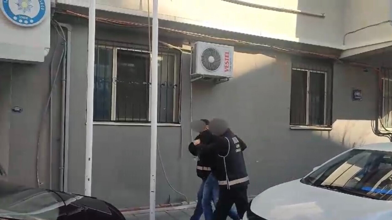İnterpol tarafından aranan zanlı İzmir'de yakayı ele verdi: Kılık değiştirip... İnterpol tarafından aranan zanlı İzmir'de yakayı ele verdi: Kılık değiştirip...
