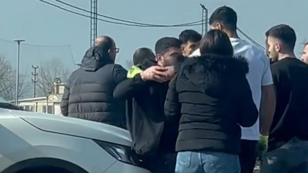 Yol verme kavgasında önce kadınlar, sonra erkekler birbirine girdi Yol verme kavgasında önce kadınlar, sonra erkekler birbirine girdi