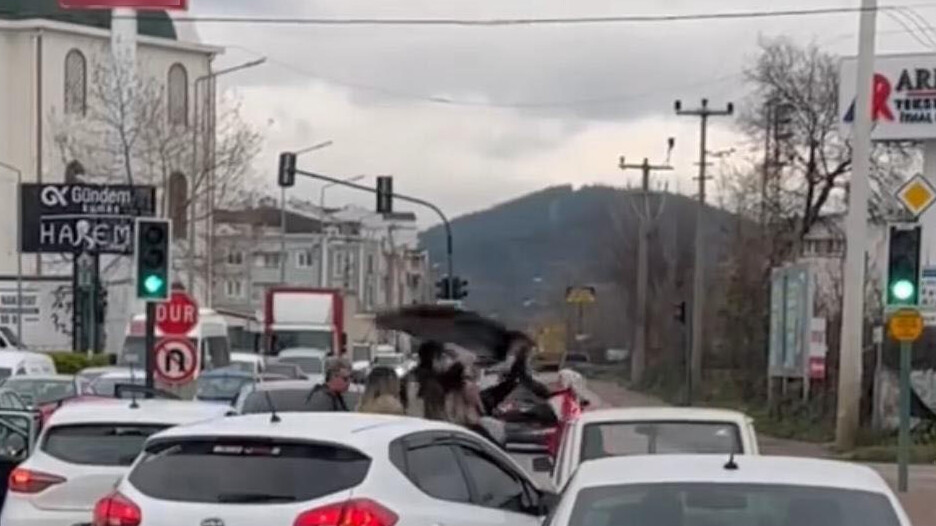 Yol verme kavgasında önce kadınlar, sonra erkekler birbirine girdi Yol verme kavgasında önce kadınlar, sonra erkekler birbirine girdi