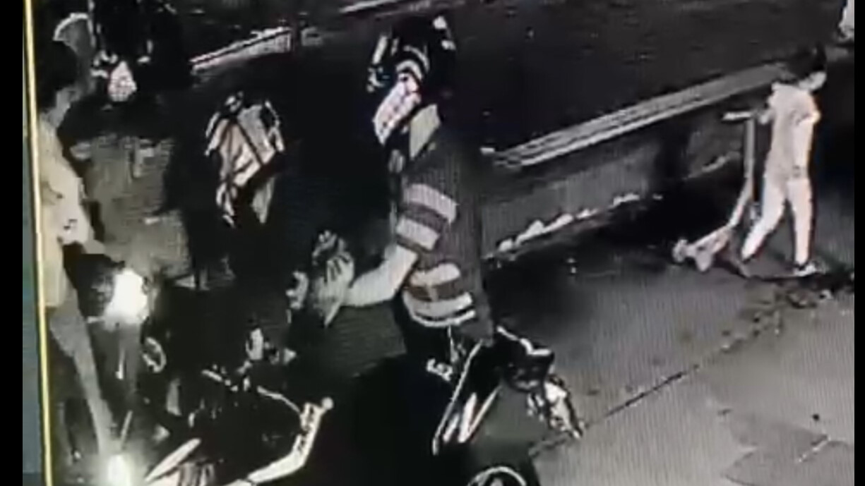 Sahilde oturan gence silahlı saldırı kamerada! “Abi mi oldunuz” deyip kurşun yağdırmış Sahilde oturan gence silahlı saldırı kamerada! “Abi mi oldunuz” deyip kurşun yağdırmış