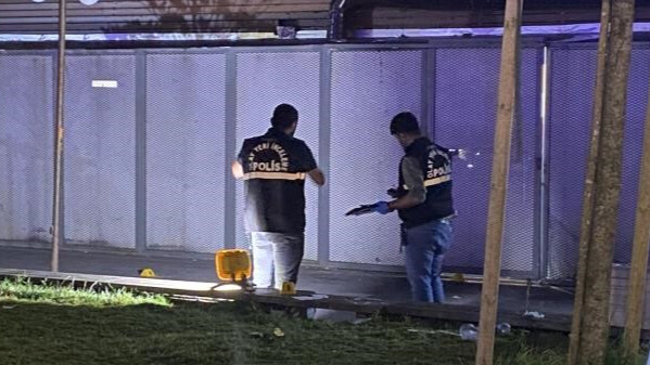 Sahilde oturan gence silahlı saldırı kamerada! “Abi mi oldunuz” deyip kurşun yağdırmış Sahilde oturan gence silahlı saldırı kamerada! “Abi mi oldunuz” deyip kurşun yağdırmış