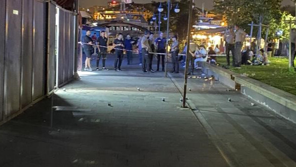 Sahilde oturan gence silahlı saldırı kamerada! “Abi mi oldunuz” deyip kurşun yağdırmış Sahilde oturan gence silahlı saldırı kamerada! “Abi mi oldunuz” deyip kurşun yağdırmış