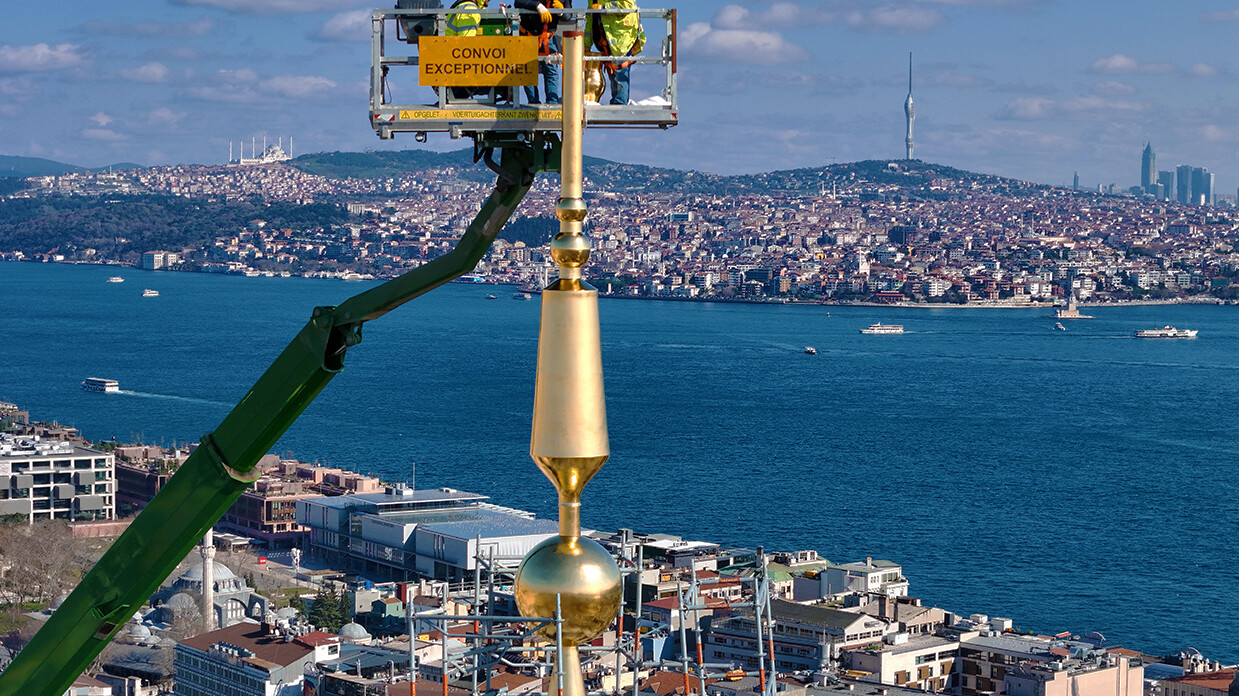 Galata Kulesi’nde heyecan dolu anlar! 63 metrelik kubbesine alem takıldı Galata Kulesi’nde heyecan dolu anlar! 63 metrelik kubbesine alem takıldı