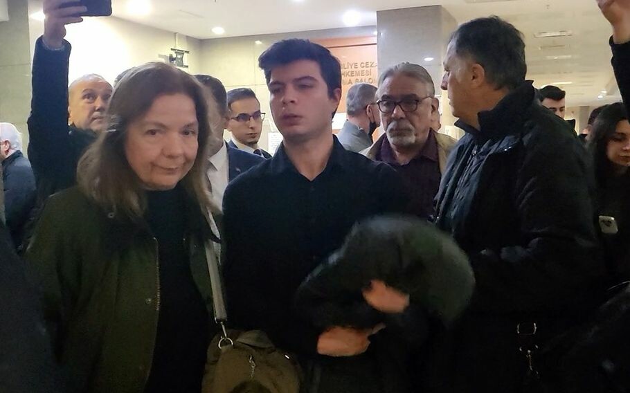 Kelime-i Tevhid bayrağı açan vatandaşa yumruk atan Ege Akersoy'a 2 bin lira para cezası verildi Kelime-i Tevhid bayrağı açan vatandaşa yumruk atan Ege Akersoy'a 2 bin lira ceza verildi - 1. Resim