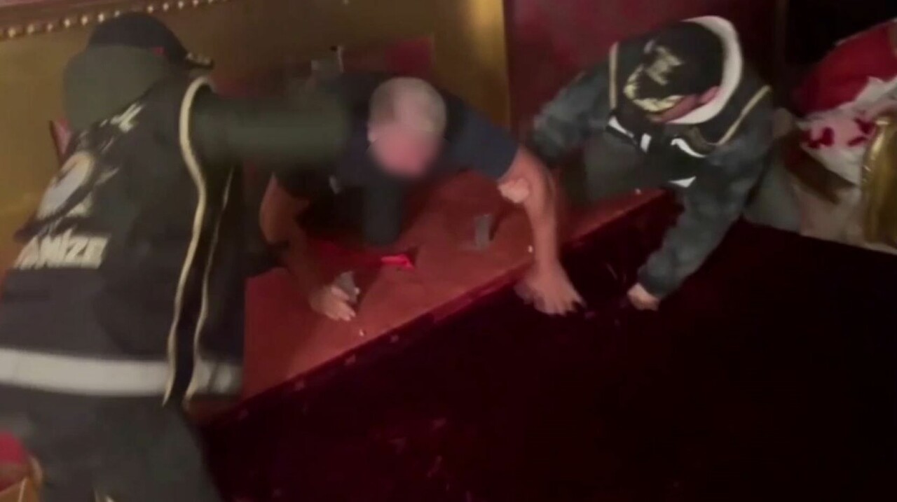 Şahinler'e yeni operasyon! Çete lideri yatak odasındaki gizli bölmede böyle yakalandı - 1. Resim