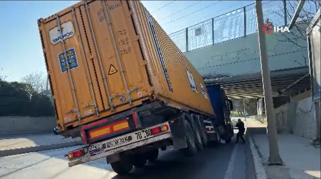 4 ay sonra yine aynı noktada kaza! Bakırköy'de tırın dorsesi üst geçide takıldı, 3 araç kazaya karıştı 4 ay sonra yeni aynı noktada kaza! Bakırköy'de tırın dorsesi üst geçide takıldı, 3 araç kazaya karıştı - 3. Resim