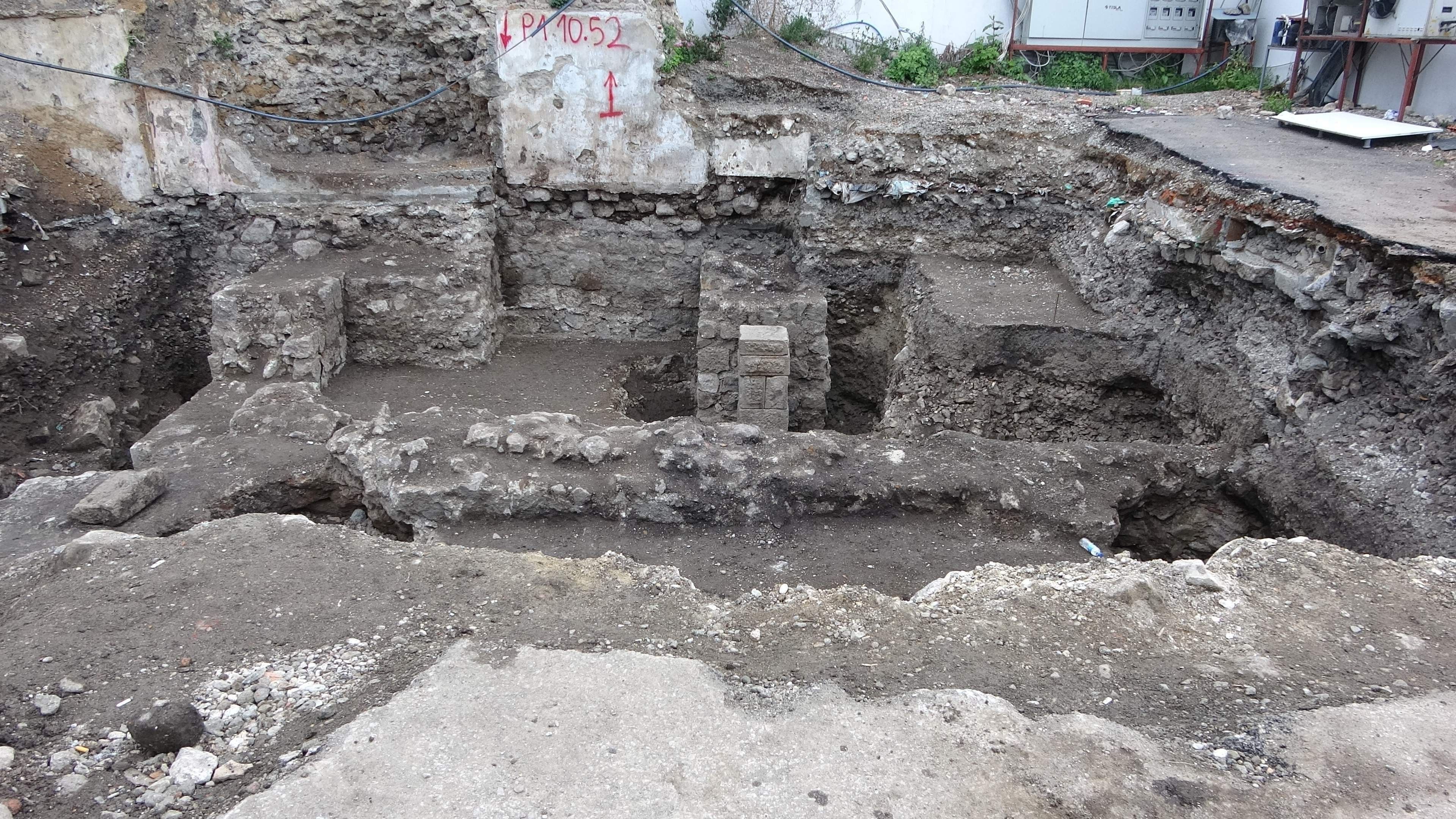 Açık hava müzesi olacaktı otlara boğuldu! Tarihi yapının son hali görenleri üzdü Açık hava müzesi olacaktı otlara boğuldu! Tarihi yapının son hali görenleri üzdü - 2. Resim