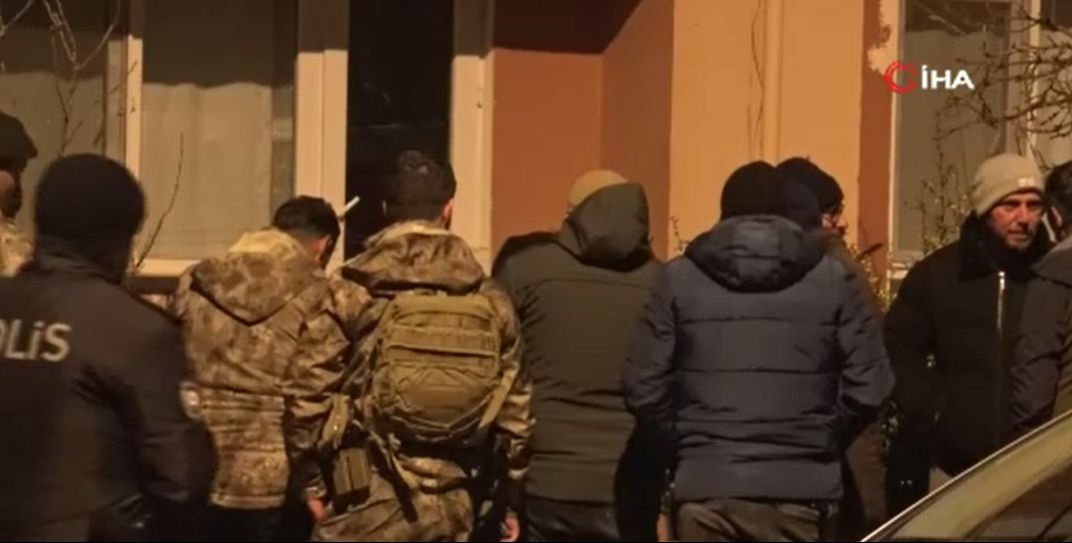 Ankara'da sıcak saatler! 7 yaşındaki oğlunu rehin aldı, polise ateş açtı Ankara'da sıcak saatler! 7 yaşındaki oğlunu rehin aldı, polise ateş açtı - 2. Resim