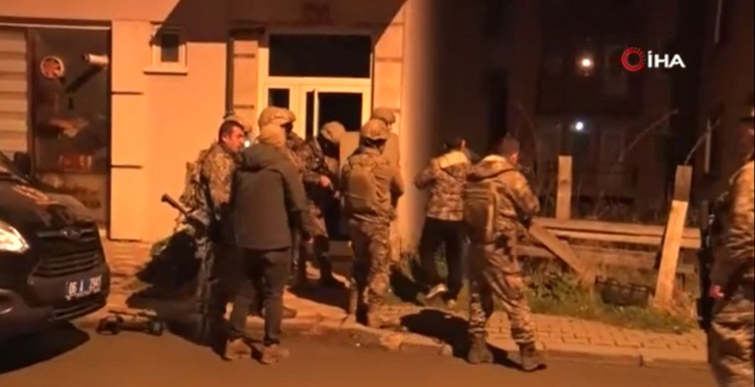 Ankara'da sıcak saatler! 7 yaşındaki oğlunu rehin aldı, polise ateş açtı Ankara'da sıcak saatler! 7 yaşındaki oğlunu rehin aldı, polise ateş açtı - 1. Resim