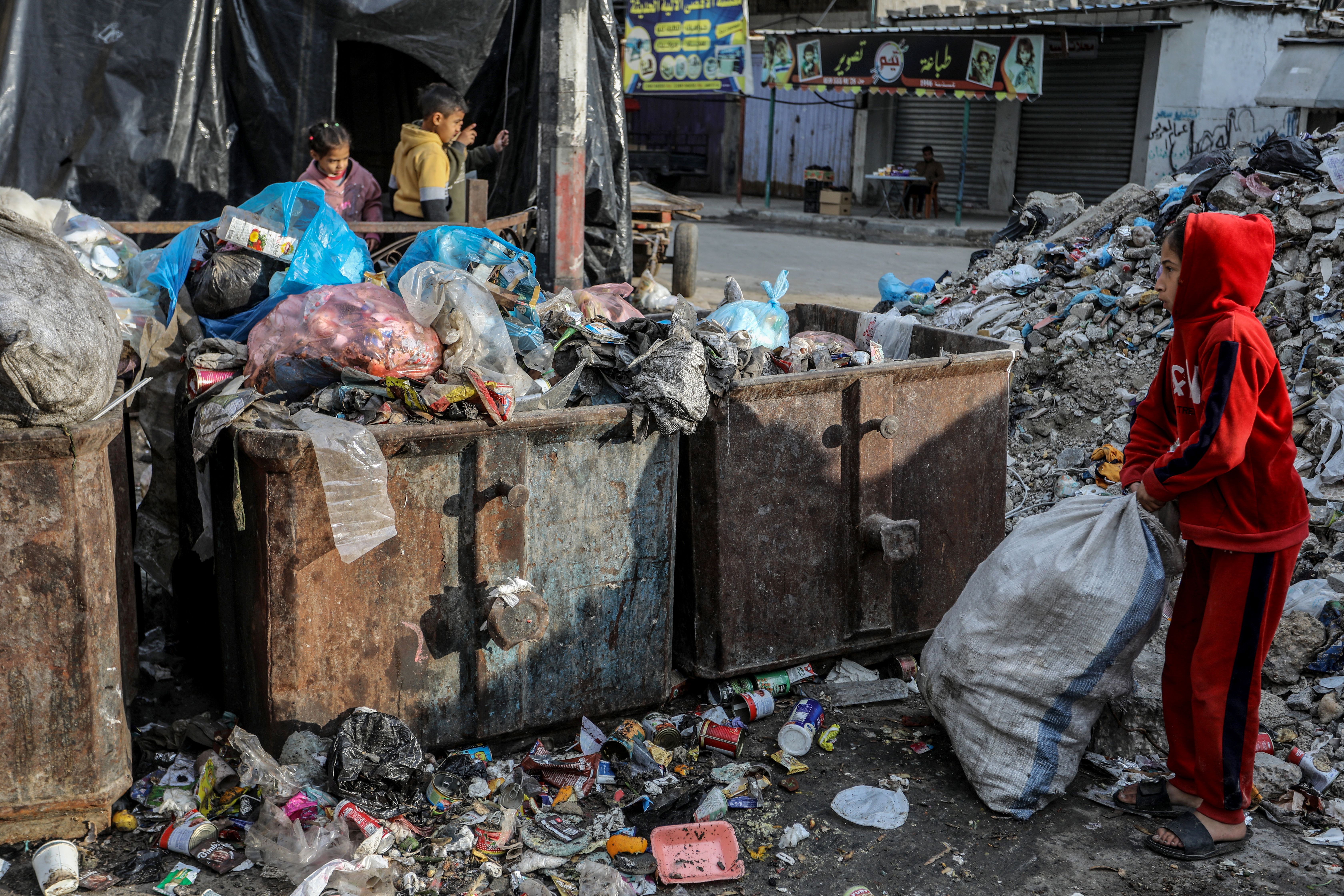 Bombalardan kurtulan felaketin pençesinde... Gazze sokakları artık çöp dağlarıyla dolu - 2. Resim