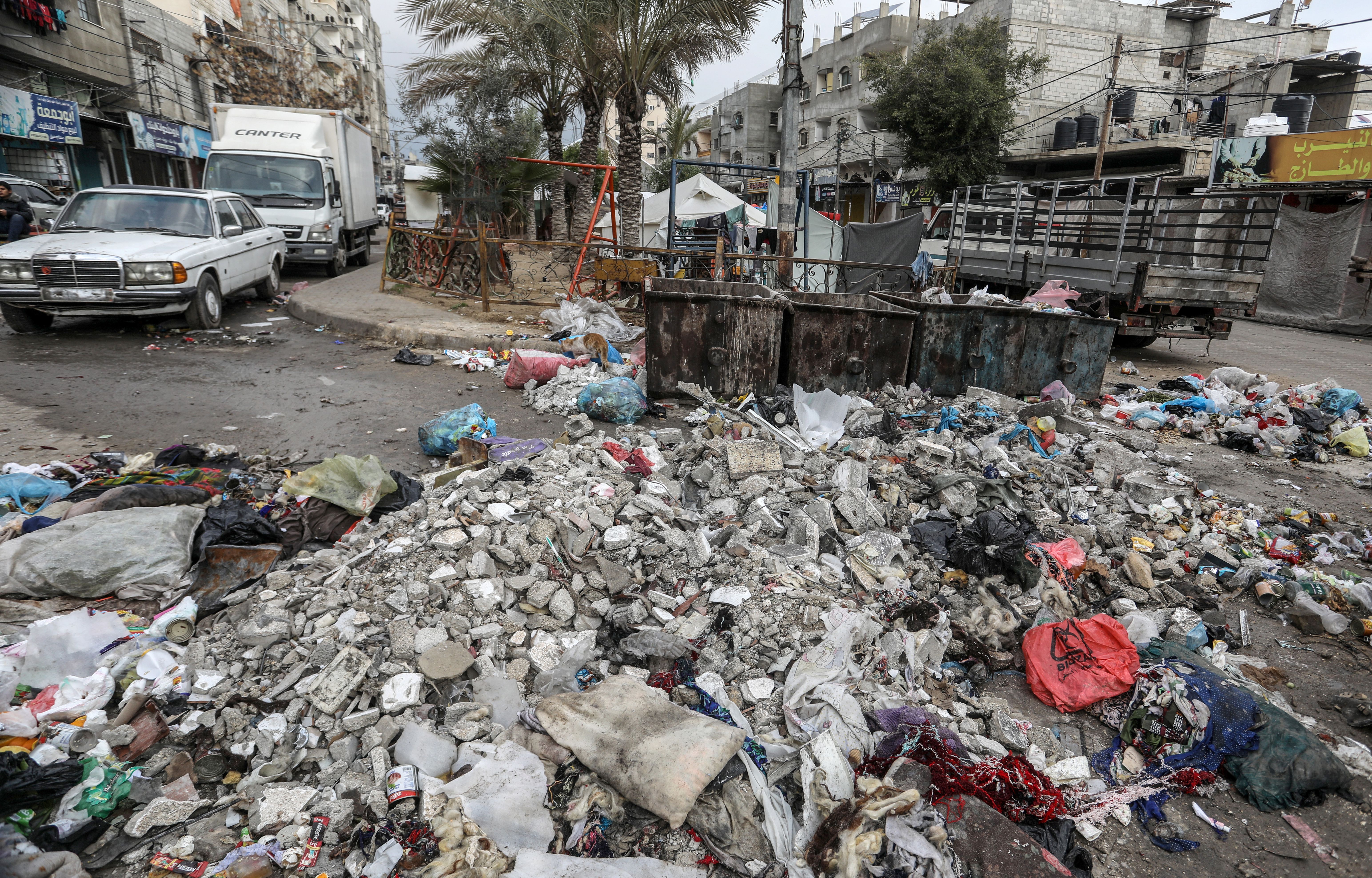 Bombalardan kurtulan felaketin pençesinde... Gazze sokakları artık çöp dağlarıyla dolu - 1. Resim