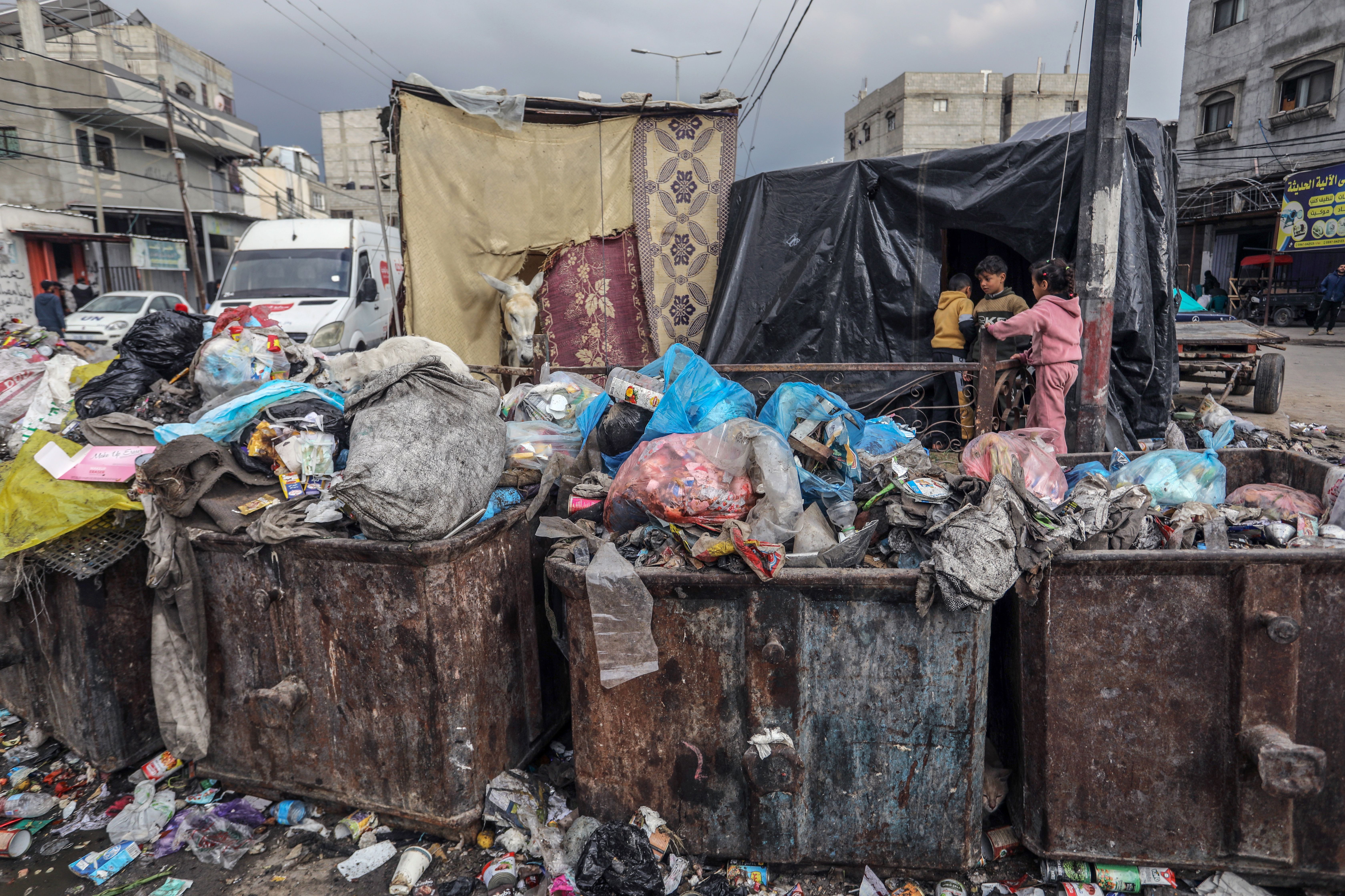 Bombalardan kurtulan felaketin pençesinde... Gazze sokakları artık çöp dağlarıyla dolu - 3. Resim