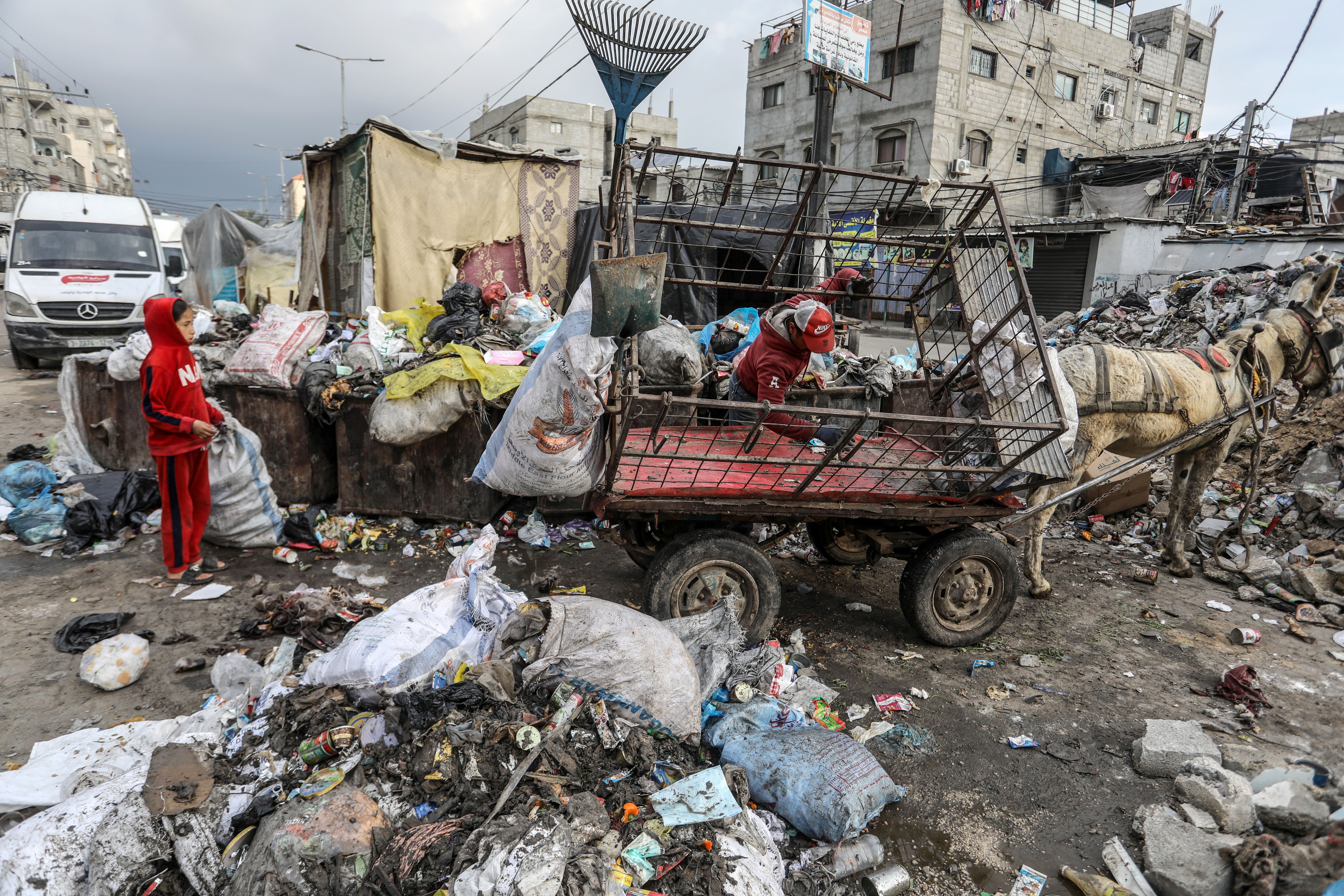 Bombalardan kurtulan felaketin pençesinde... Gazze sokakları artık çöp dağlarıyla dolu - 5. Resim