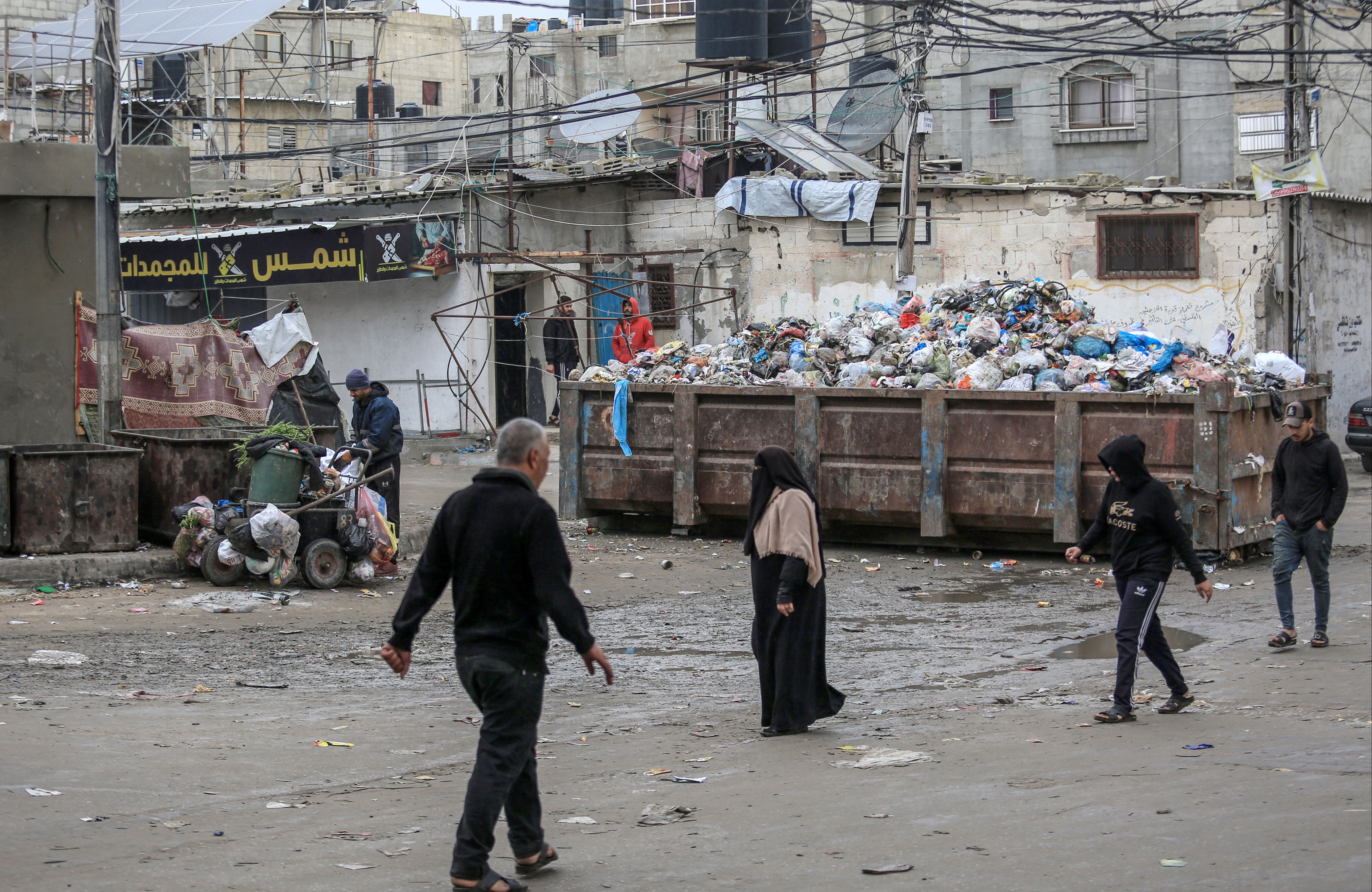 Bombalardan kurtulan felaketin pençesinde... Gazze sokakları artık çöp dağlarıyla dolu - 6. Resim