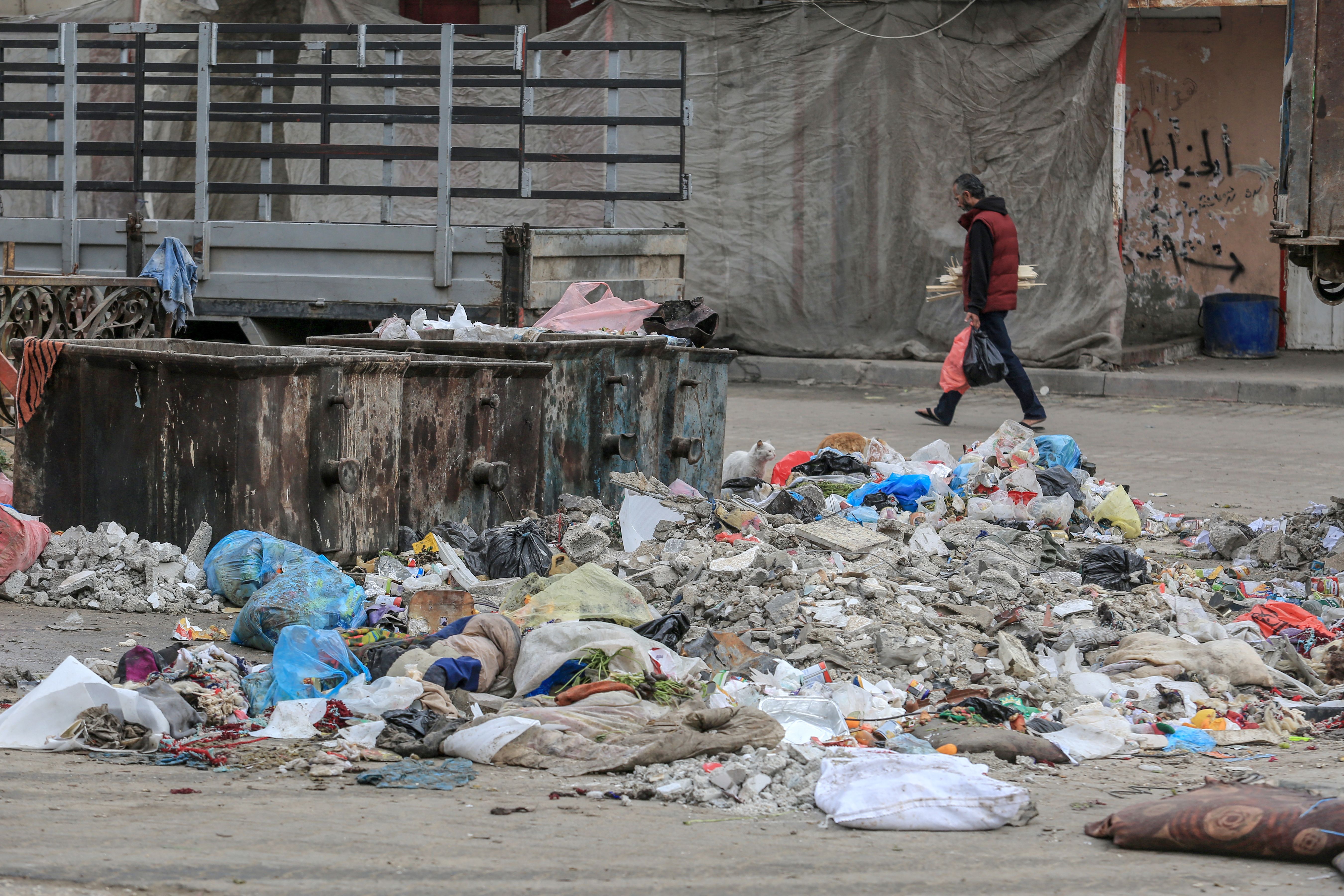 Bombalardan kurtulan felaketin pençesinde... Gazze sokakları artık çöp dağlarıyla dolu - 8. Resim