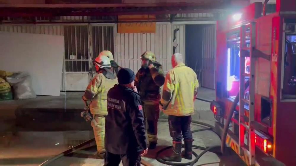 Bursa'da sıcak saatler, mobilya imalathanesi alev alev yandı Bursa'da sıcak saatler, mobilya imalathanesi alev alev yandı - 3. Resim
