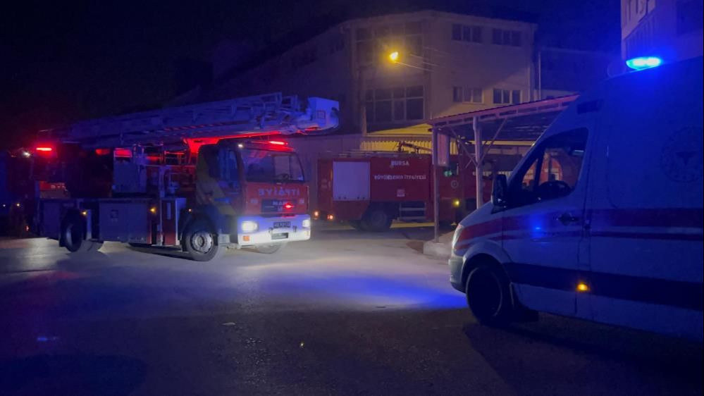 Bursa'da sıcak saatler, mobilya imalathanesi alev alev yandı Bursa'da sıcak saatler, mobilya imalathanesi alev alev yandı - 2. Resim