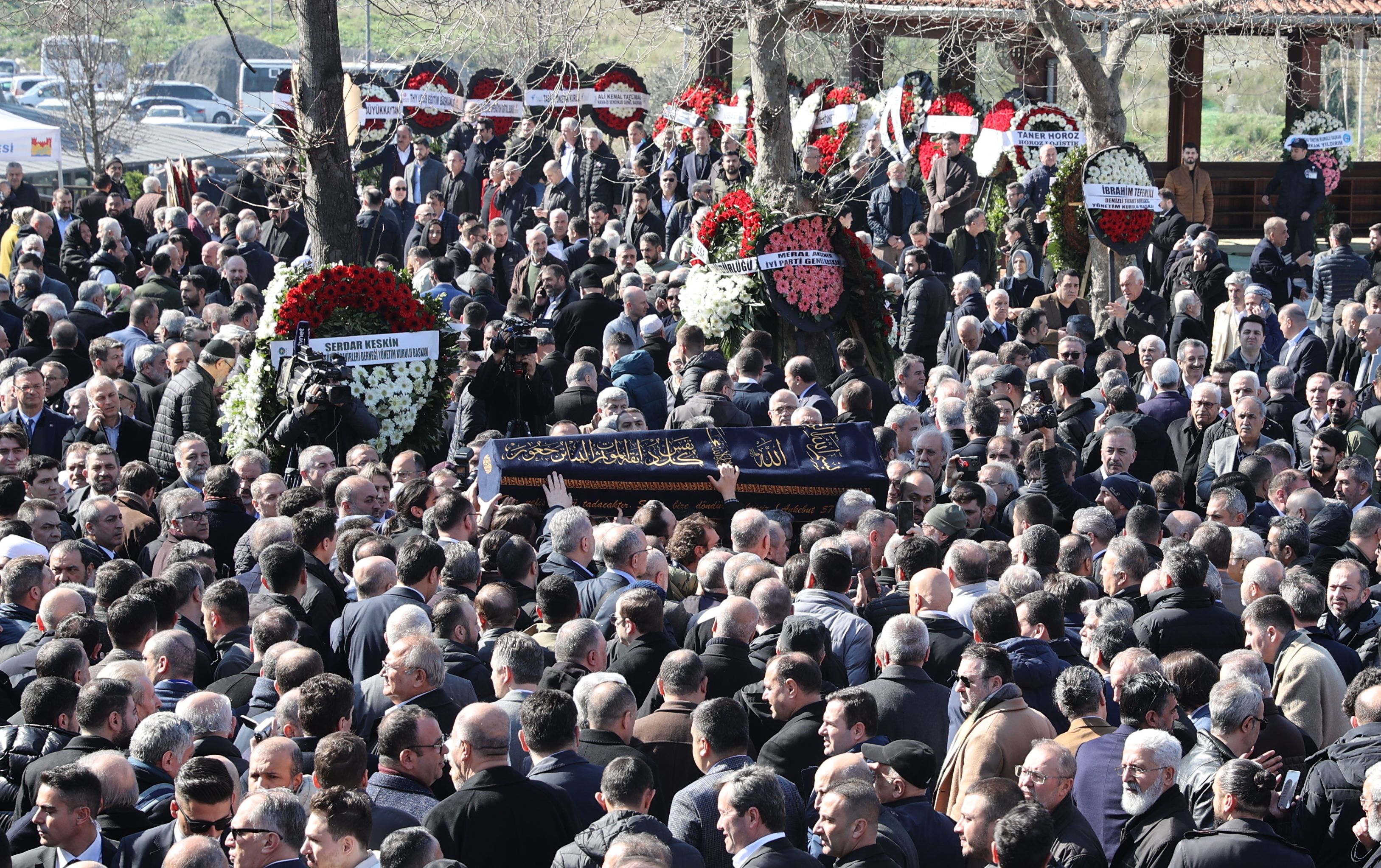 Çok sayıda siyasi katıldı! Ticaret Bakanı Ömer Bolat’ın babası son yolculuğuna uğurlandı Çok sayıda siyasi katıldı! Ticaret Bakanı Ömer Bolat’ın babası son yolculuğuna uğurlandı - 1. Resim