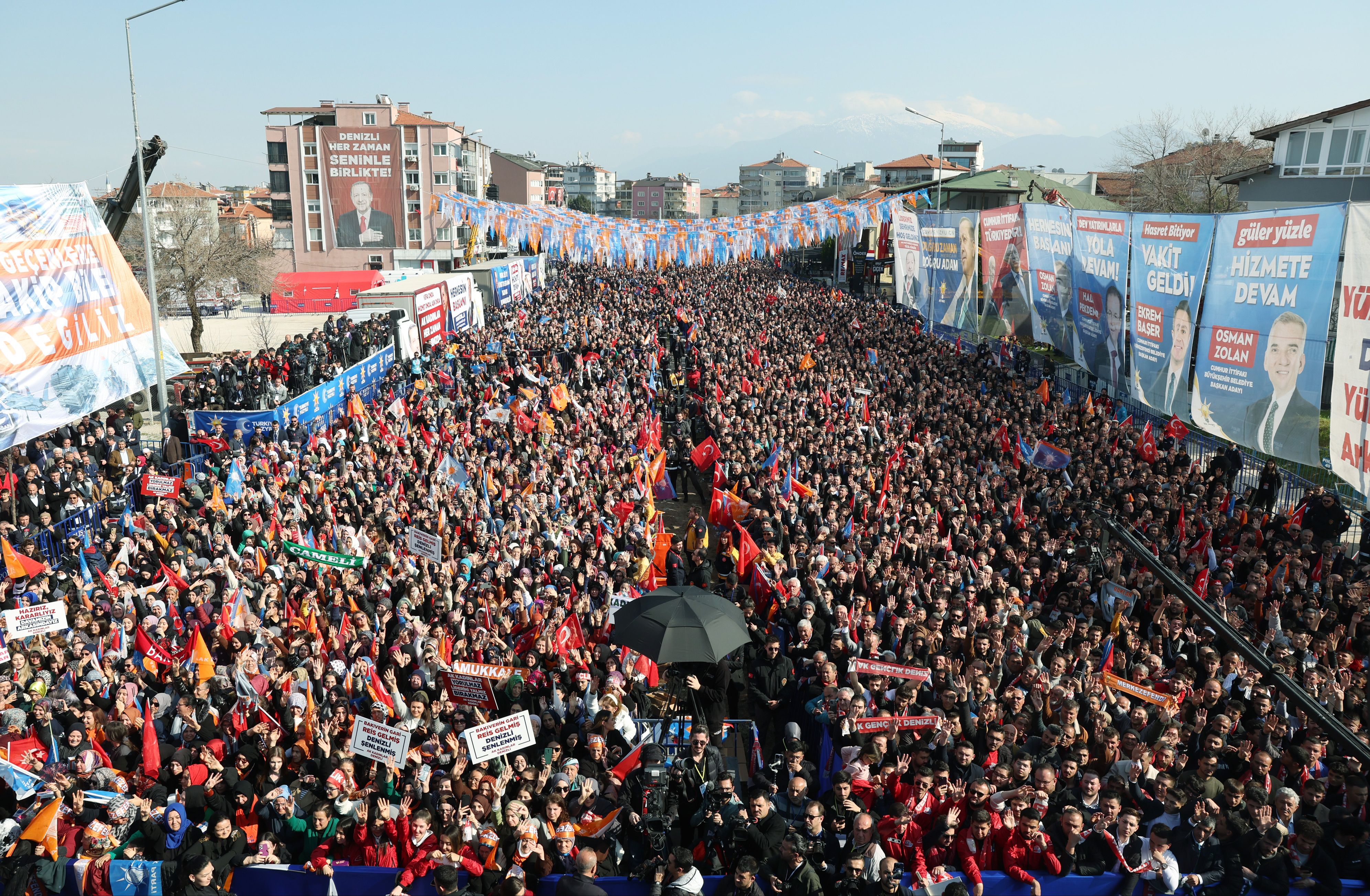 Cumhurbaşkanı Erdoğan Denizli'de muhalefeti tiye aldı: Kendi içlerinde horoz dövüşündeler Cumhurbaşkanı Erdoğan Denizli'de muhalefeti tiye aldı: Kendi içlerinde horoz dövüşündeler - 2. Resim
