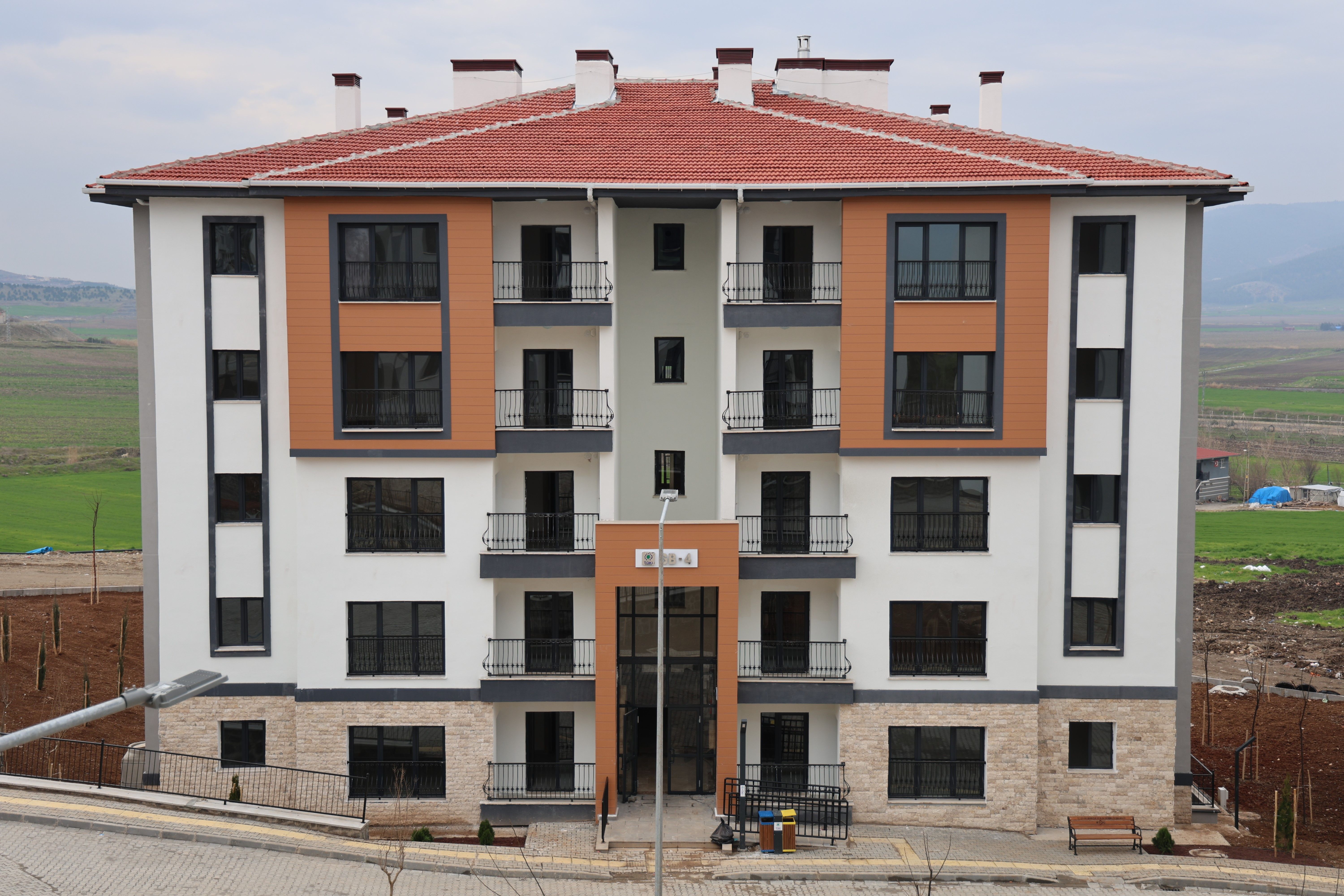 Deprem bölgesinde anahtar teslimleri başladı: Bizi rezillikten kurtardı Deprem bölgesinde anahtar teslimleri başladı: Bizi rezillikten kurtardı - 1. Resim