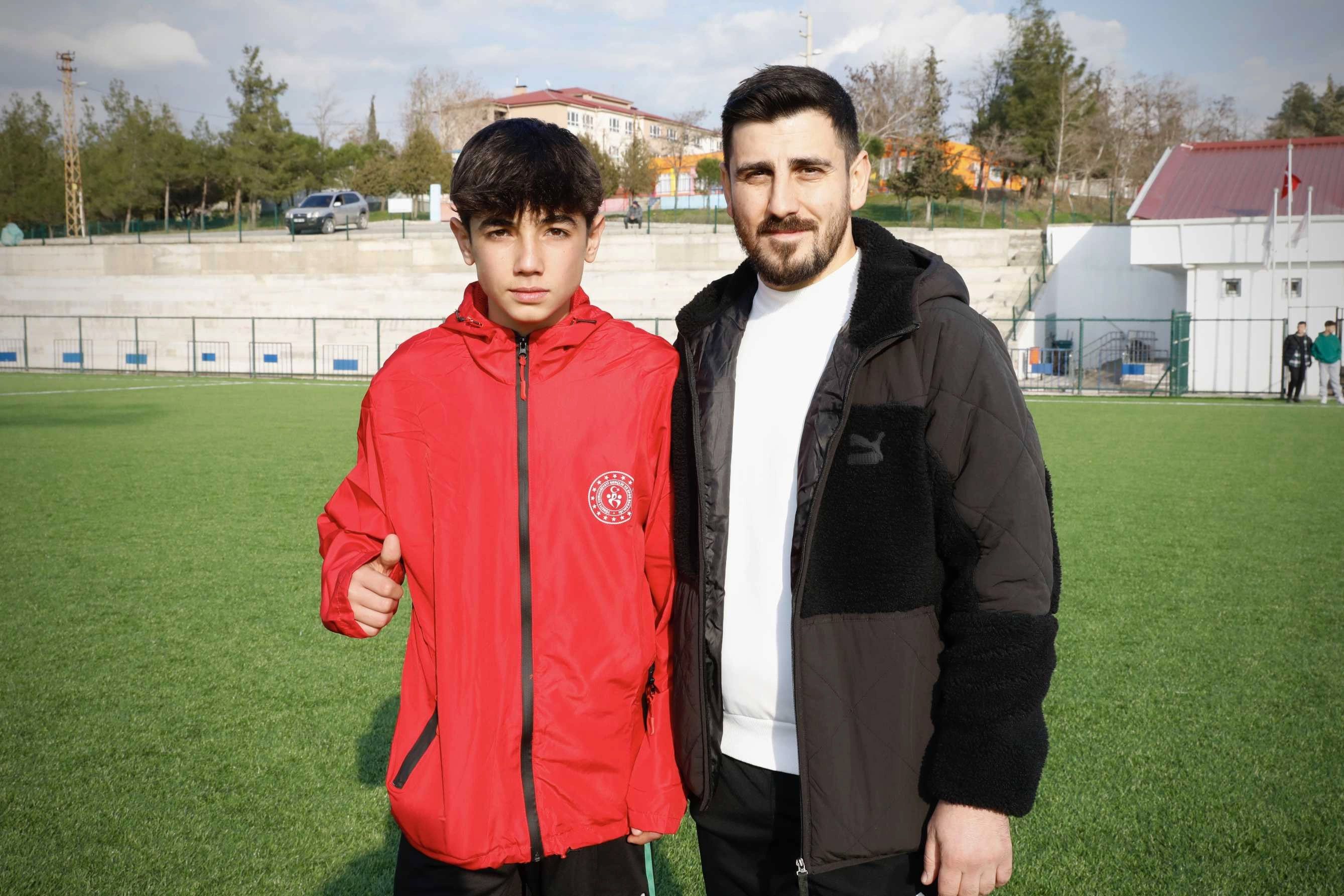Enkazdan çıktı, futbolla hayata tutundu! Ailesini kaybeden genç, topla acılarını unuttu - 1. Resim