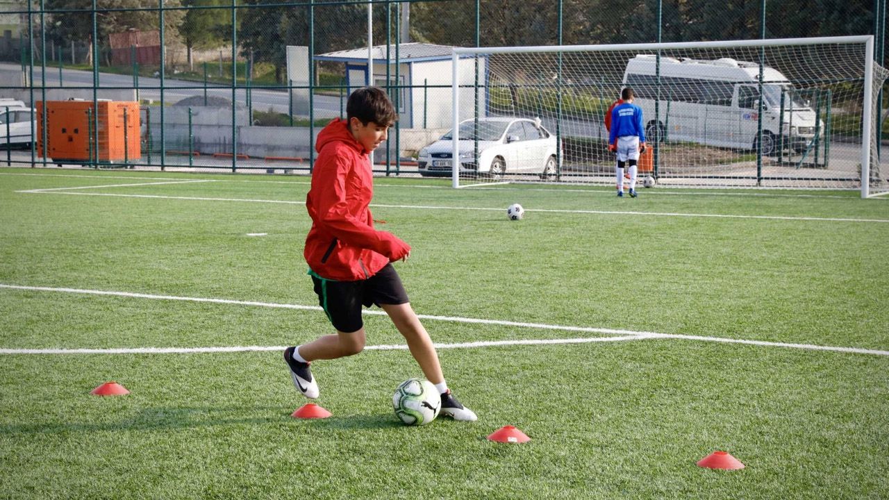 Enkazdan çıktı, futbolla hayata tutundu! Ailesini kaybeden genç, topla acılarını unuttu - 2. Resim