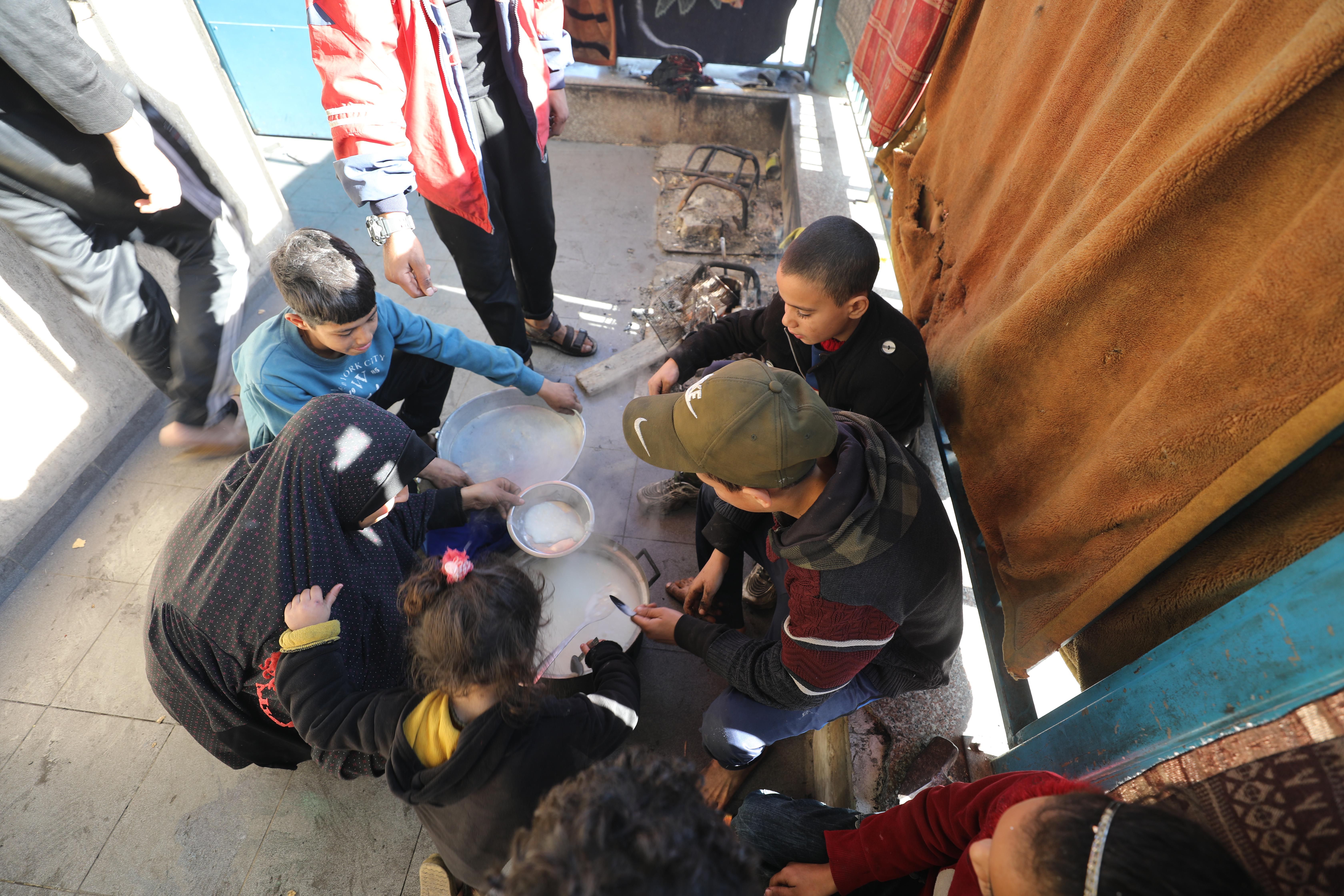 Gazze'deki gıda krizini g&ouml;zler &ouml;n&uuml;ne seren kare! Y&uuml;rek sızlattı - 1. Resim