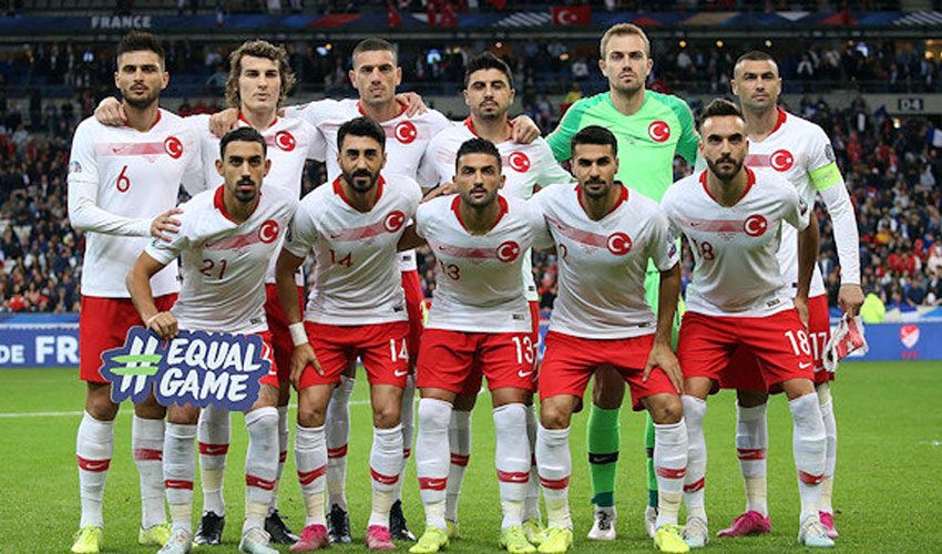Mert Günok'un menajeri sürpriz 2 teklifi açıkladı! Milli kaleci İngiltere yolcusu Mert Günok'un menajeri sürpriz 2 teklifi açıkladı! Milli kaleci İngiltere yolcusu - 1. Resim