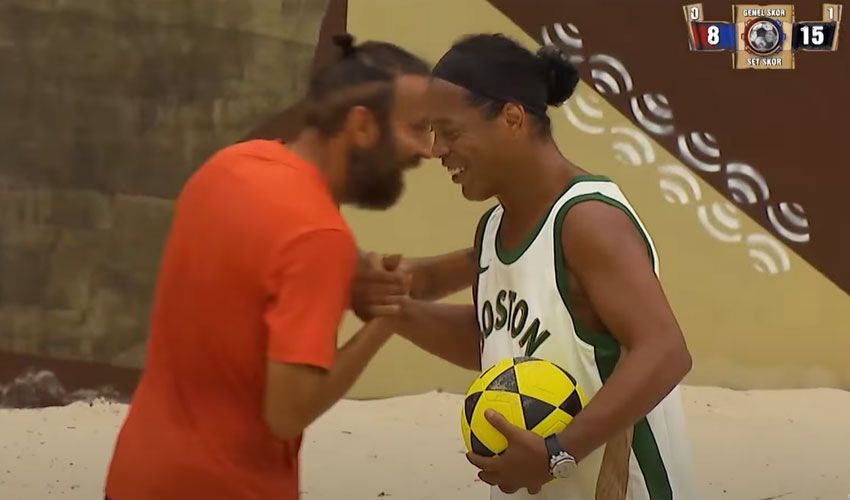 Ronaldinho, Survivor'a katıldı! Acun Ilıcalı ve Sercan Yıldırım ile maç yaptı Ronaldinho, Survivor'a katıldı! Acun Ilıcalı ve Sercan Yıldırım ile maç yaptı - 1. Resim