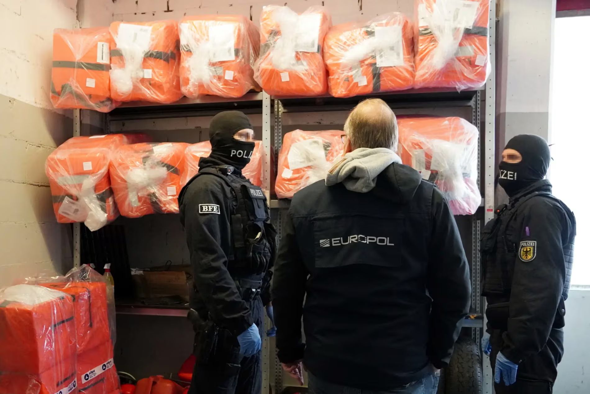 Türkiye üzerinden Avrupa'ya... Europol insan kaçakçılığı şebekesini çökertti Türkiye üzerinden Avrupa'ya... Europol insan kaçakçılığı şebekesini çökertti - 2. Resim