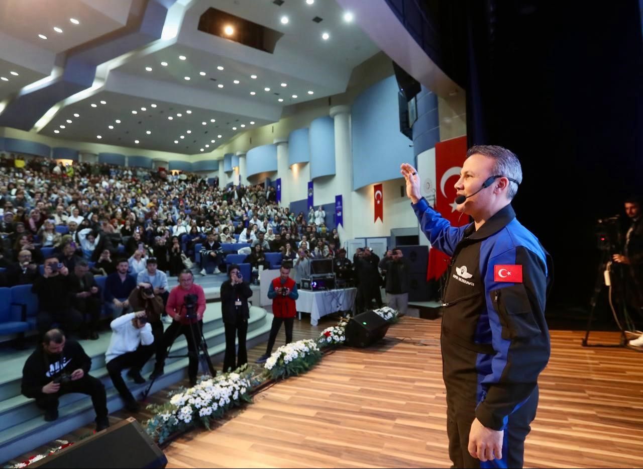 Türkiye'nin ilk astronotu Alper Gezeravcı öğrencilerle bir araya geldi: Bundan sonra yolumuz açık Türkiye'nin ilk astronotu Alper Gezeravcı öğrencilerle bir araya geldi: Bundan sonra yolumuz açık - 4. Resim