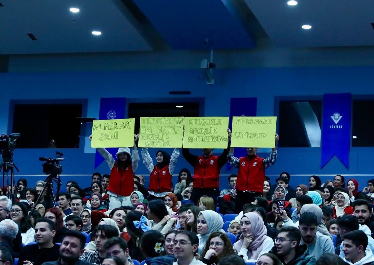 Türkiye'nin ilk astronotu Alper Gezeravcı öğrencilerle bir araya geldi: Bundan sonra yolumuz açık Türkiye'nin ilk astronotu Alper Gezeravcı öğrencilerle bir araya geldi: Bundan sonra yolumuz açık - 2. Resim