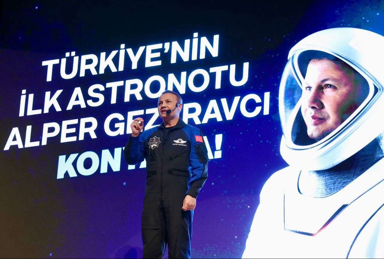 Türkiye'nin ilk astronotu Alper Gezeravcı öğrencilerle bir araya geldi: Bundan sonra yolumuz açık Türkiye'nin ilk astronotu Alper Gezeravcı öğrencilerle bir araya geldi: Bundan sonra yolumuz açık - 3. Resim