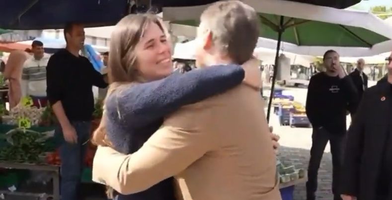 İlgin&ccedil; karşılaşma! CHP'nin &Ccedil;eşme adayı Lal Denizli, MHP'li rakibiyle kucaklaştı - 1. Resim