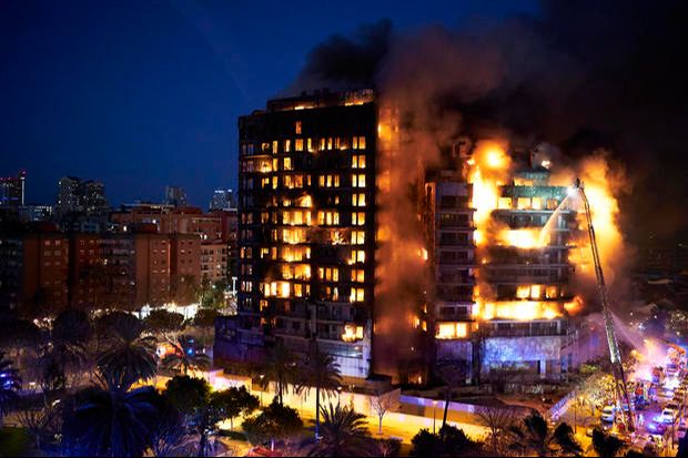 İspanya'da dehşete düşüren felaket! 14 katlı apartman alev topuna döndü, balkonlardan atladılar İspanya'da dehşete düşüren felaket! 14 katlı apartman alev topuna döndü, balkonlardan atlıyorlar - 2. Resim