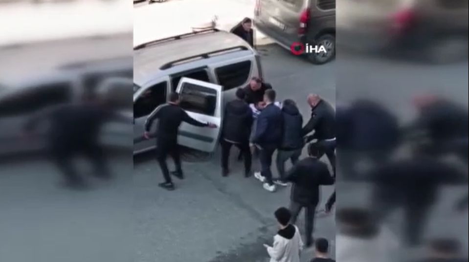 İstanbul'da güpegündüz Teksas'ı aratmayacak görüntüler! Sokak ortasında kurşun yağdırdı İstanbul'da güpegündüz Teksas'ı aratmayacak görüntüler! Sokak ortasında kurşun yağdırdı - 2. Resim