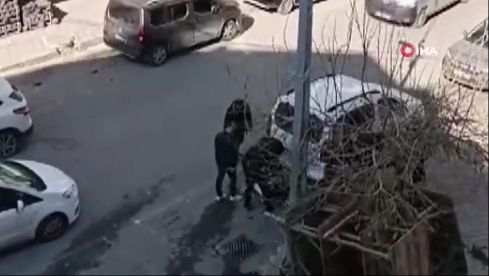 İstanbul'da güpegündüz Teksas'ı aratmayacak görüntüler! Sokak ortasında kurşun yağdırdı İstanbul'da güpegündüz Teksas'ı aratmayacak görüntüler! Sokak ortasında kurşun yağdırdı - 1. Resim