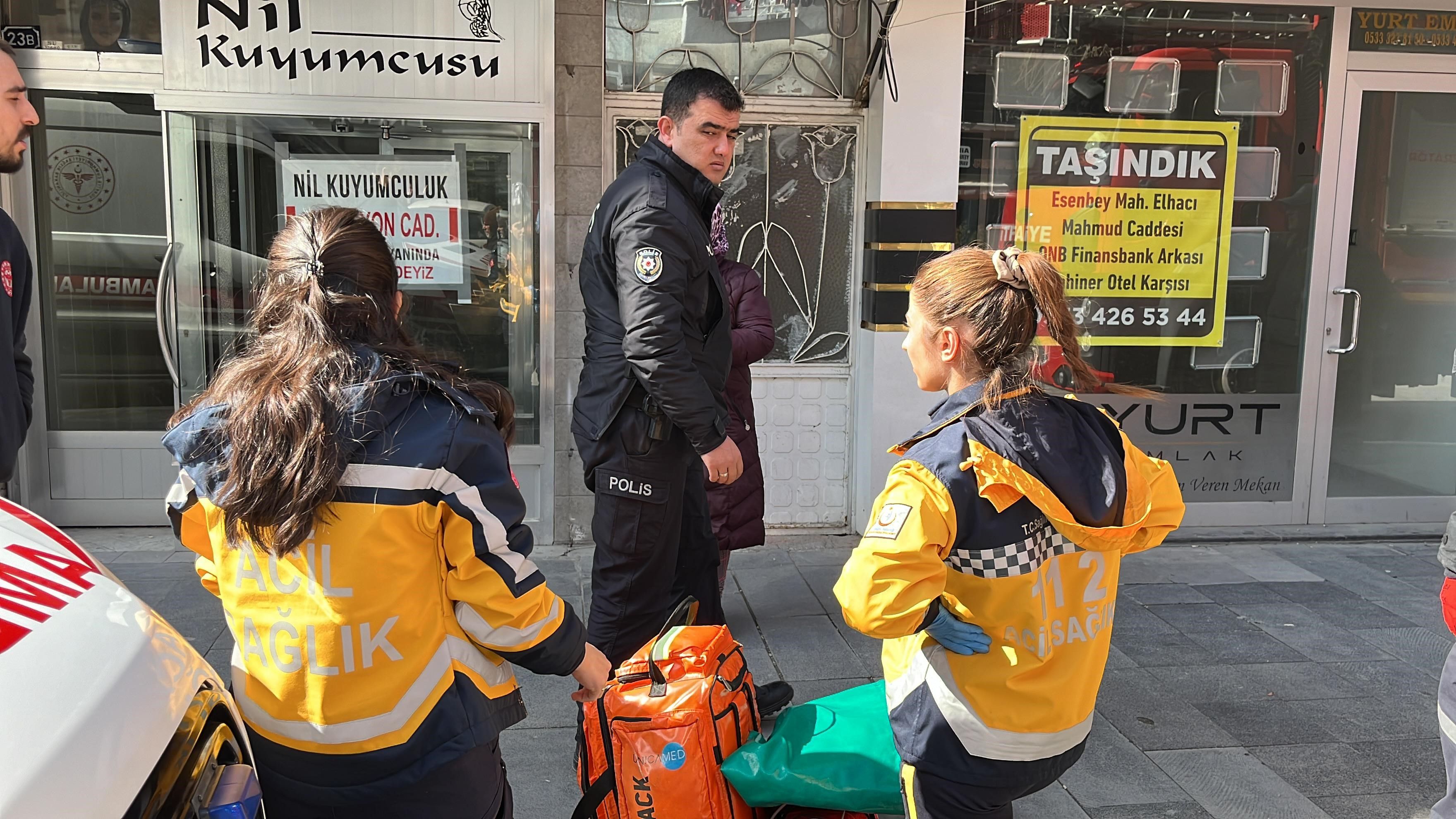 Kendisinden haber alınamayan kadın için ekipler seferber oldu... Balkondan giren itfaiye büyük sürprizle karşılaştı Kendisinden haber alınmayan kadın için ekipler seferber oldu... Kapı açıldığında büyük sürpriz yaşandı - 1. Resim
