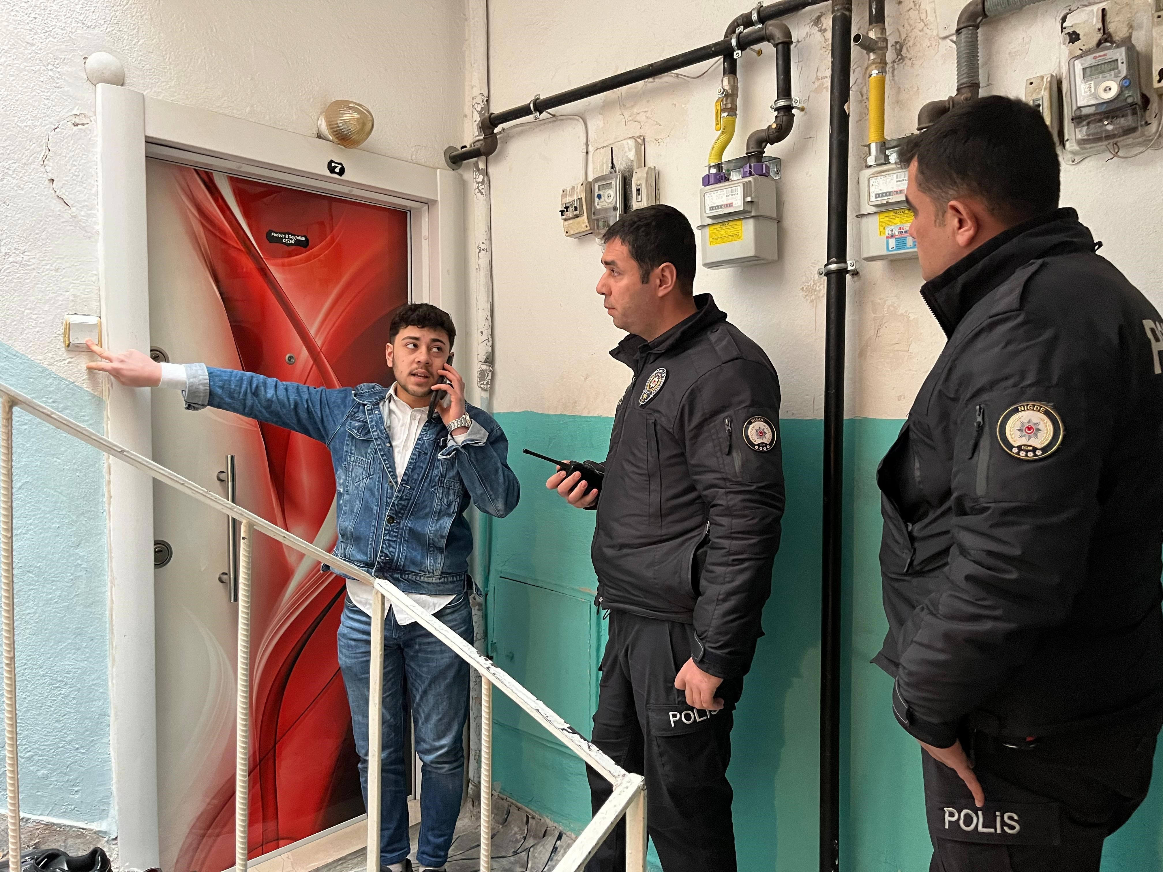 Kendisinden haber alınamayan kadın için ekipler seferber oldu... Balkondan giren itfaiye büyük sürprizle karşılaştı Kendisinden haber alınmayan kadın için ekipler seferber oldu... Kapı açıldığında büyük sürpriz yaşandı - 3. Resim