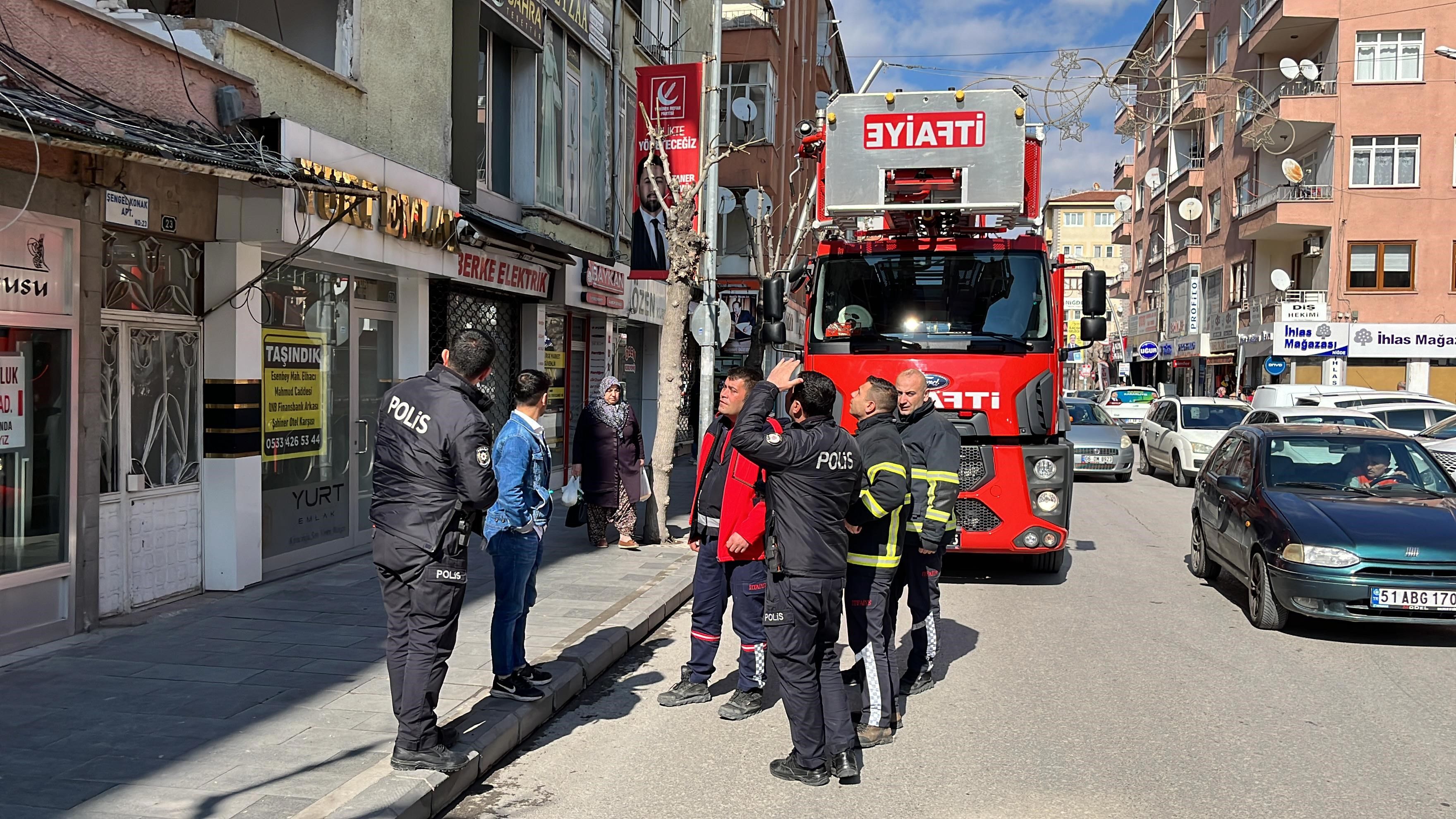 Kendisinden haber alınamayan kadın için ekipler seferber oldu... Balkondan giren itfaiye büyük sürprizle karşılaştı Kendisinden haber alınmayan kadın için ekipler seferber oldu... Kapı açıldığında büyük sürpriz yaşandı - 2. Resim