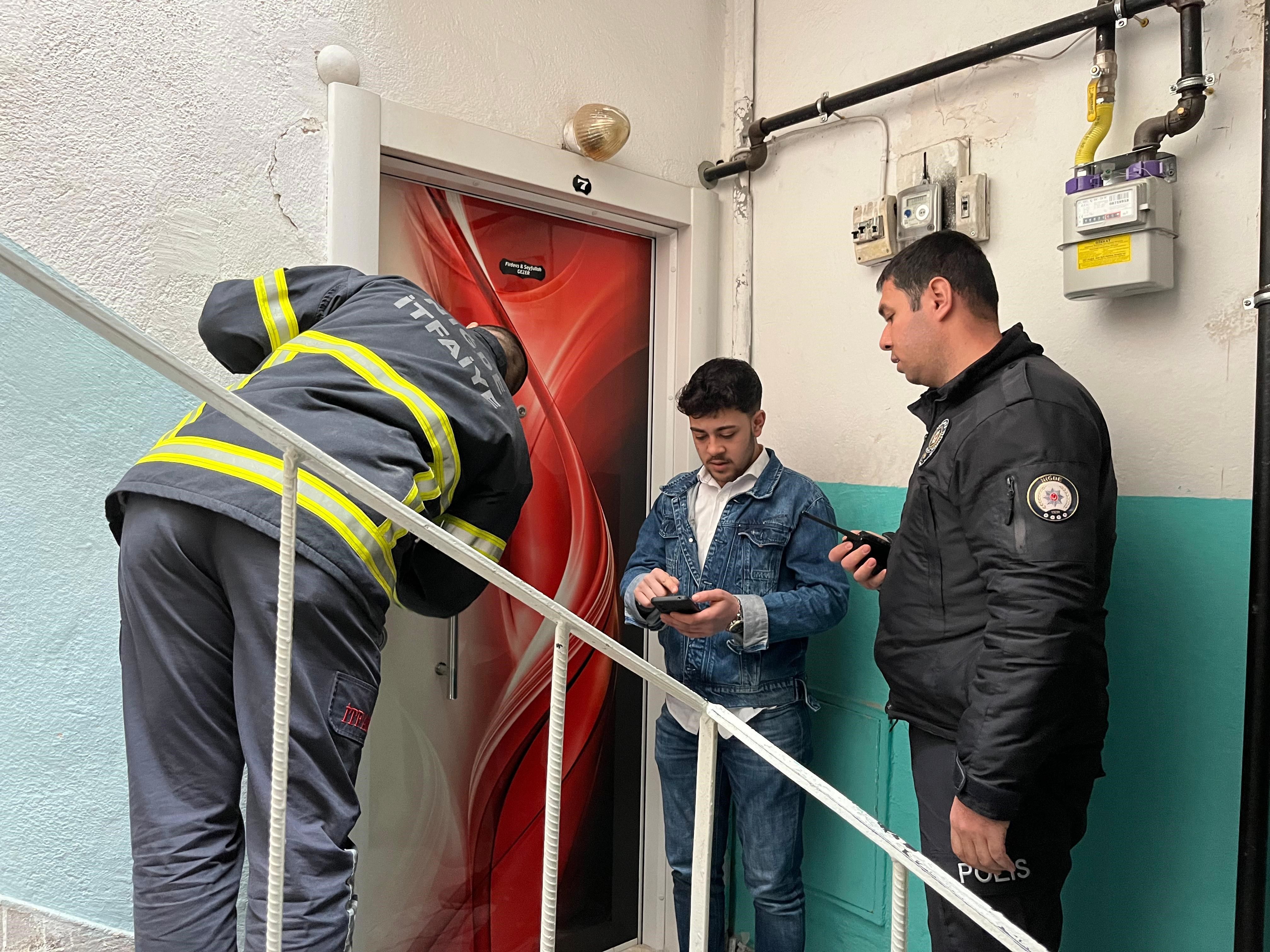 Kendisinden haber alınamayan kadın için ekipler seferber oldu... Balkondan giren itfaiye büyük sürprizle karşılaştı Kendisinden haber alınmayan kadın için ekipler seferber oldu... Kapı açıldığında büyük sürpriz yaşandı - 4. Resim